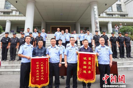 受害人给长阳警方送来锦旗 吴延 摄