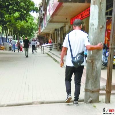 男子在张贴小广告 市民杨宣义供图