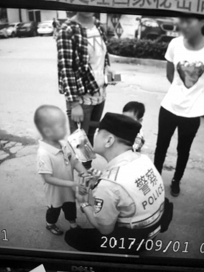 民警正在询问豆豆