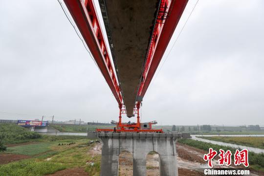 图为， 即将架设的蒙华铁路湖北段首片T梁 徐云华 摄