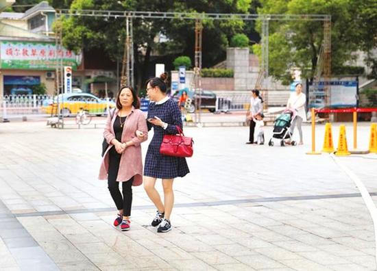 气温骤降,街头行人纷纷身穿长袖出行。 记者 黄余洋 摄