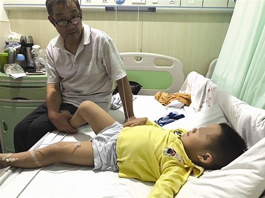 外公陪着周厚宇(记者高源 摄)