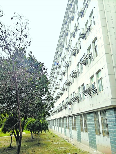 在武汉城市职业学院南校区,学生宿舍外均挂着空调外机 记者刘海锋 摄