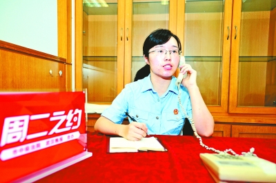 徐育华法官接听读者热线记者史伟 摄