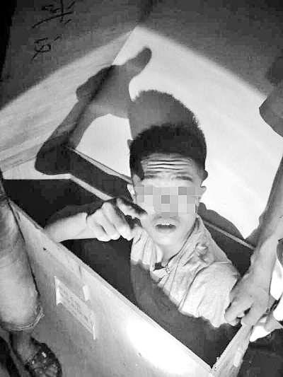 躲在木箱内的男子被警方发现