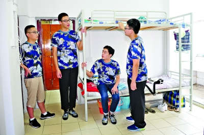赵襄寅和同学们在寝室聊天 记者彭年 摄