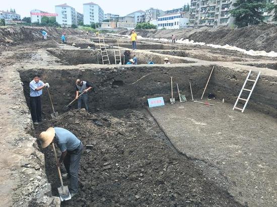 龙凤庄拟建项目用地考古发掘现场。记者伍丹摄