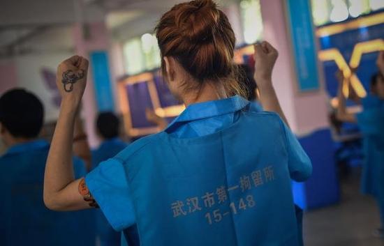 图为在押人员进行文艺表演。记者许魏巍 摄