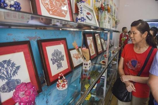 图为居民参观在押人员所制工艺品。记者许魏巍 摄