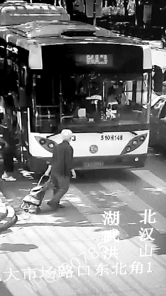 礼让婆婆的监控画面