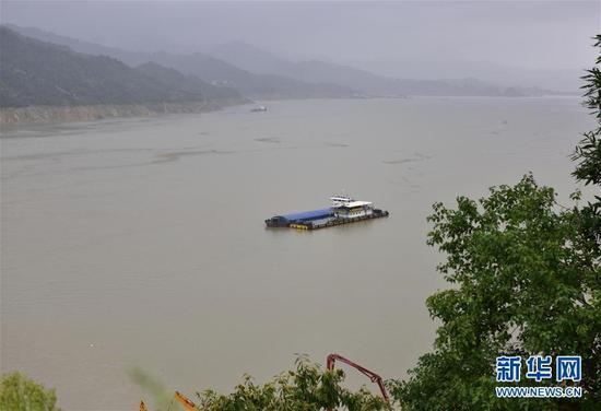 9月10日，一艘货轮停泊在三峡大坝上游湖北省秭归县沙湾水域。新华社发（王家满 摄）