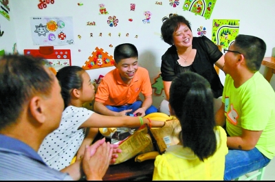 余妈妈和孩子们聊天