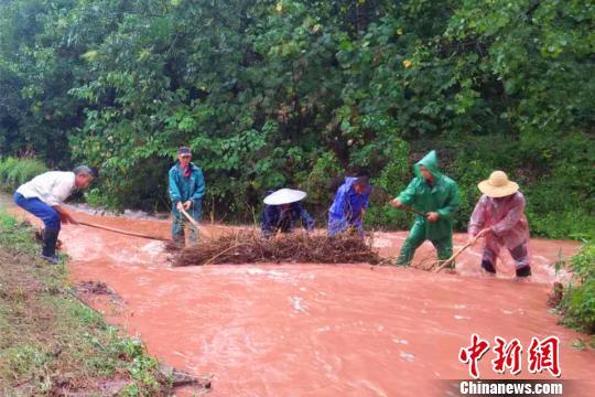 救援人员全力做好应急处置 黄海涛 摄