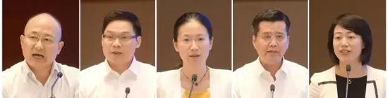 挂职干部代表交通银行交银金融学院副院长金玉璘、省发改委国民经济综合处处长余宏平、华中科技大学团委书记王小月及接收单位代表武汉临空港经济技术开发区工委书记、东西湖区委书记陈邂馨,市招商局局长陈平(从左至右)发言。 长江日报记者 周超 摄