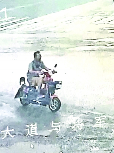 肇事嫌疑人骑车逃逸路面监控截图
