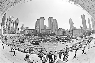 长江日报市民观察团在军运会汉口文体中心建设工地参观拍摄 记者詹松 摄