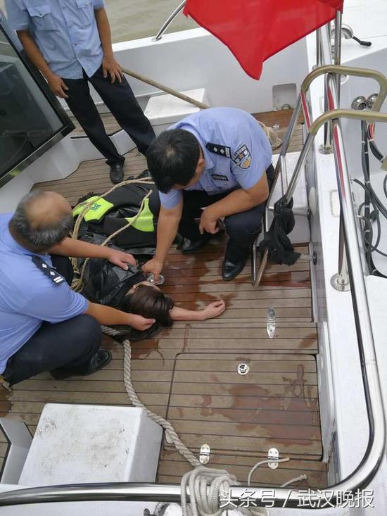 民警将女子救上巡逻艇 通讯员徐韬剑 供图