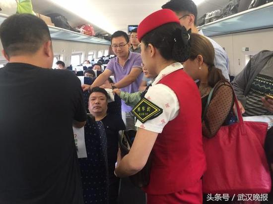 乘客被救醒 通讯员周运华 摄