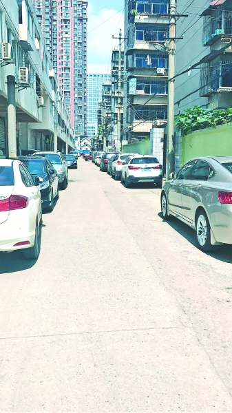 小路两侧停满车辆读者张先生 供图