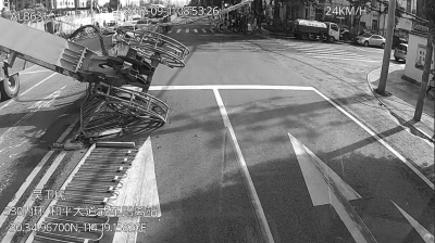 货车吊塔倾倒,距公交车头不到3米 视频截图