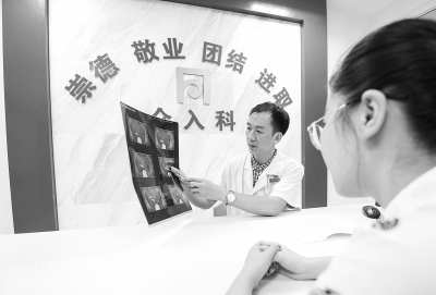 谭一清正在为病人讲解病情