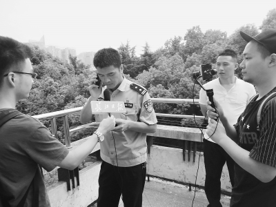 民警假扮骗子身份给大学生打去诈骗电话 刘智宇 摄