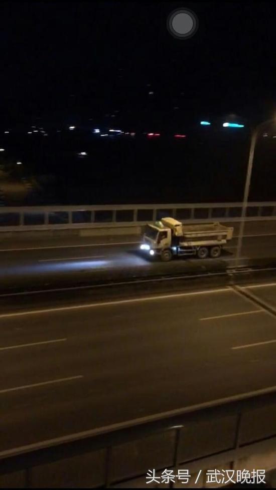 凌晨2点钟,一辆渣土车闯行机场二通道 图片截自甘先生拍摄的视频