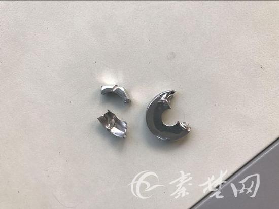 铁环被成功取下,男童脱险