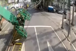武漢一塔吊砸向電車 司機及時剎車成功避險