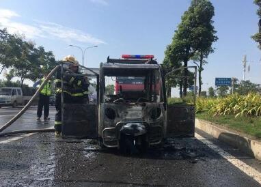 三轮车与大货车相撞起火 警民联手灭火