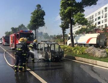 三轮车与大货车相撞起火 警民联手灭火