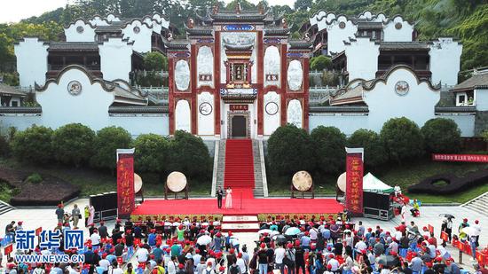 图为航拍第五届中国诗歌节秭归屈原楚辞吟唱会现场。新华网 欧阳小洁 摄