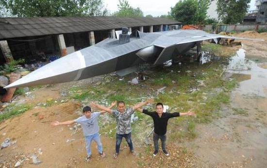 资料图:歼-20模型和三位建造者