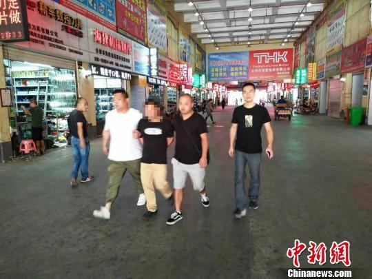 圖為：盧某華被警方帶走?！↓埲焦﹫D