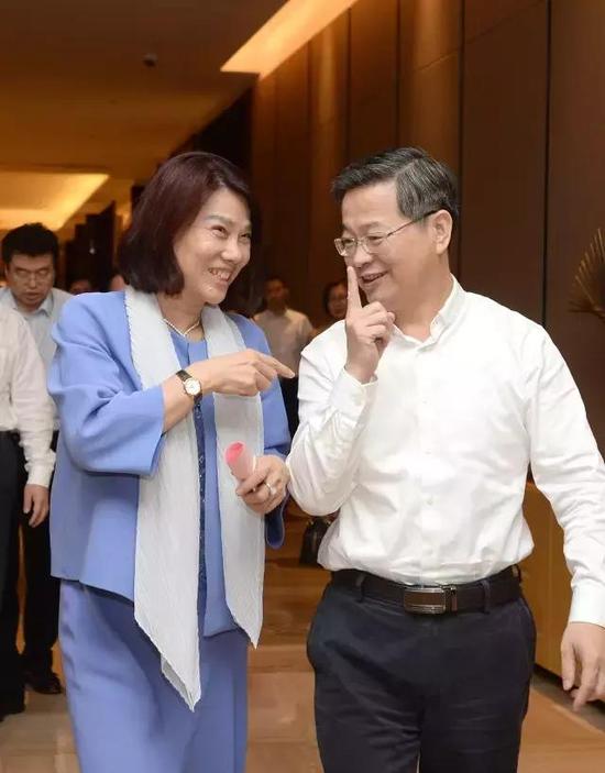 陈一新与董明珠交谈 长江日报记者 周超 摄