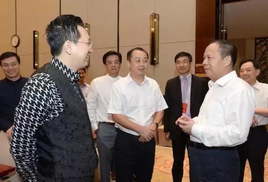 市长万勇与来汉参加活动的中南财经政法大学校友代表交流 长江日报记者 周超 摄