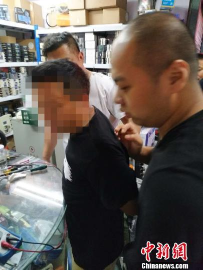 圖為：盧某華被警方抓獲?！↓埲焦﹫D