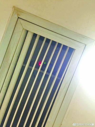 男厕内的信号灯 网友供图
