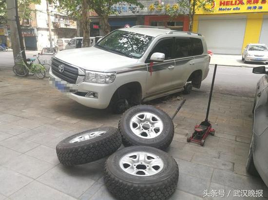车主请人来安装新的轮胎