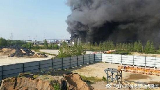 武汉晚报记者赶至现场看到:20多辆消防车停在仓库外,明火己被扑灭。
