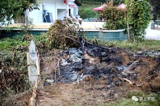 羅田一小車爆胎失控側(cè)翻起火,5村民砸車救人