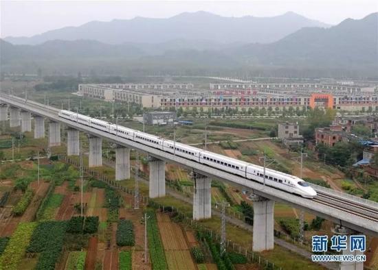 行駛在武九客運(yùn)專(zhuān)線上的列車(chē)