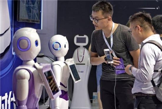 2017年世界机器人大会上展出的科大讯飞多用途智能机器人（新华社记者李欣 摄）。