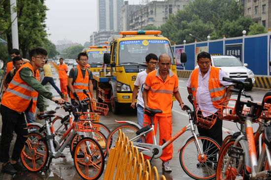 武昌区志愿者在其他共享单车聚集点进行志愿服务