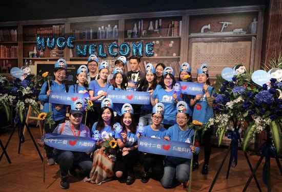 胡歌全新现代装蜡像武汉首发 粉丝读书沙龙好