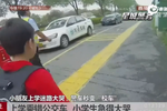 小朋友上學(xué)迷路大哭 警車秒變“校車”