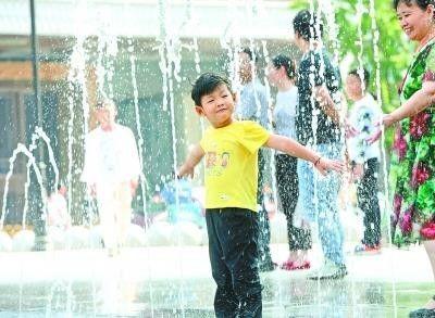 1日,汉街喷泉广场上,孩子们玩耍嬉戏