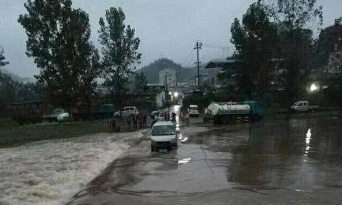 十堰市1日大雨,一辆小货车被困河中央
