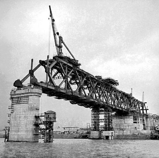 建设中的武汉长江大桥在进行钢梁架设（资料照片新华社发）