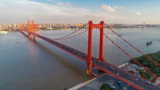 俯瞰湖北武汉鹦鹉洲长江大桥（8月17日新华社记者熊琦摄）